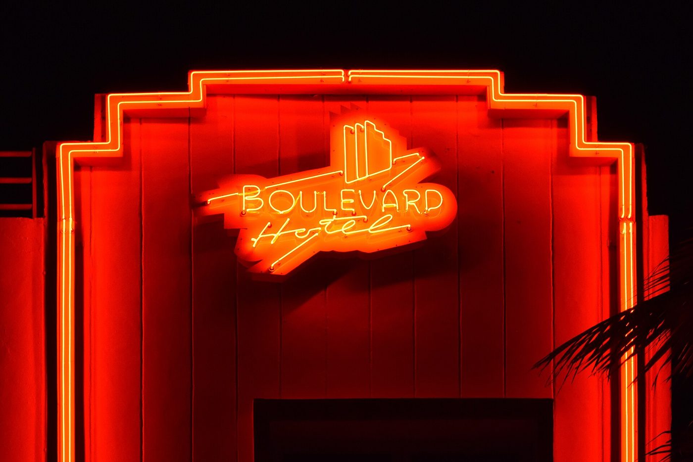 Rotulo de neon de un hotel art deco
